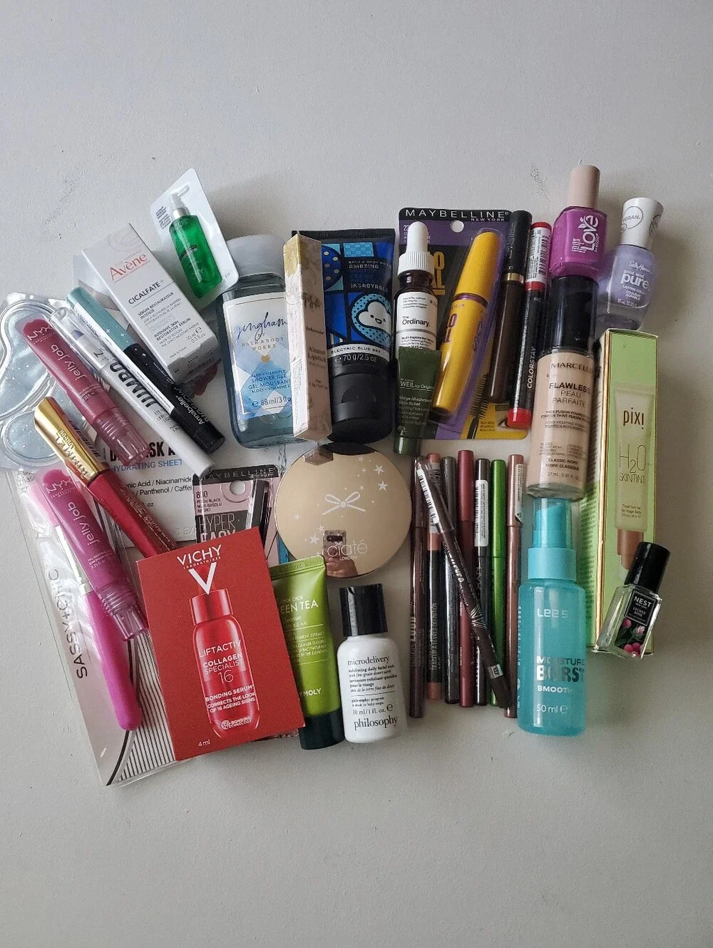 Bundle, Makeup & Skincare - Picture 2 of 9